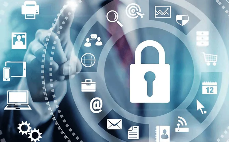 Concepto de ciberseguridad y protección de datos, mostrando a un profesional interactuando con una interfaz digital centrada en un candado que protege un ecosistema de activos empresariales como dispositivos, servidores, correo electrónico y transacciones, simbolizando una estrategia de seguridad integral.